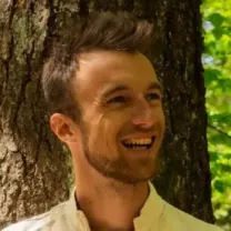 Julien Wegner, webdesigner et prof de yoga, créateur de Clairière studio