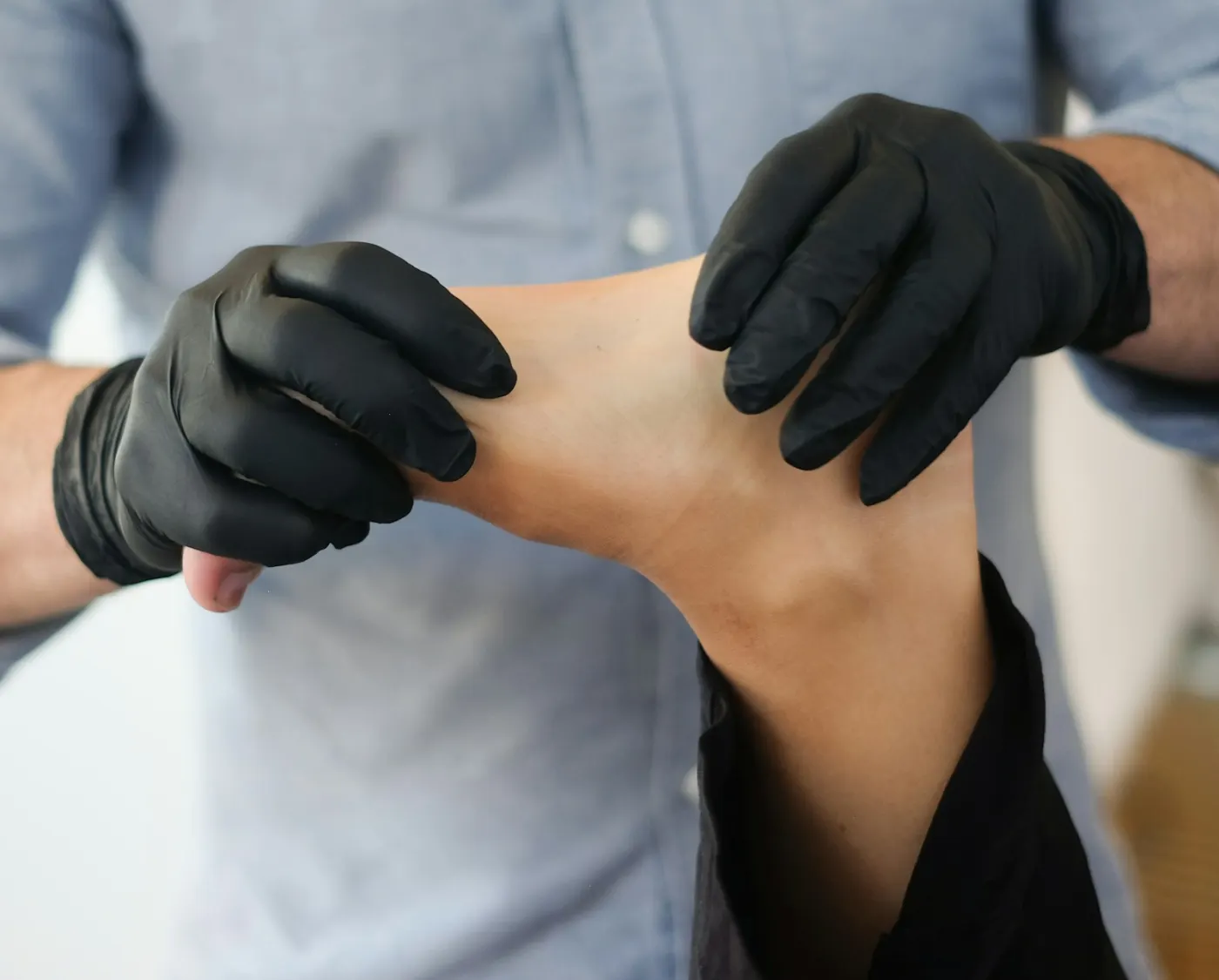 Une podologue examine le pied d'un patient