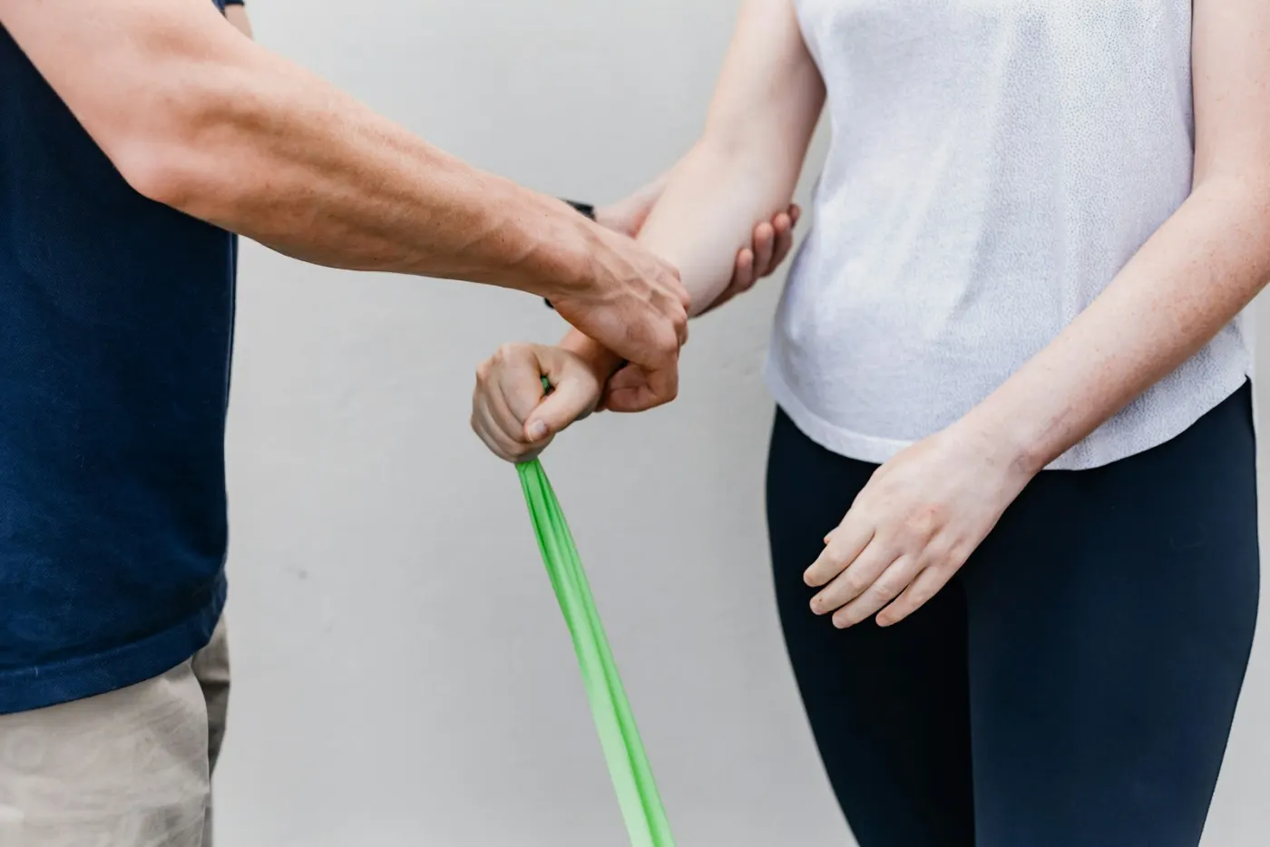 Exercice de rééducation avec un élastique