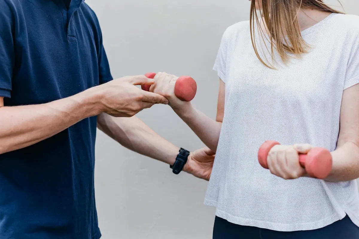 Exercice de rééducation de l'épaule avec des haltères légers