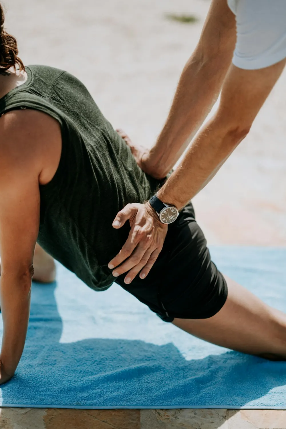 Étirement guidé d'un sportif